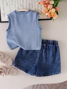 SHEIN Genkimix Kids 小女孩钩针镂空针织打底衫，蓝色牛仔短裤，白色无袖碎花背心，甜美户外度假活力女孩套装 - 淺藍色 - 查看 2