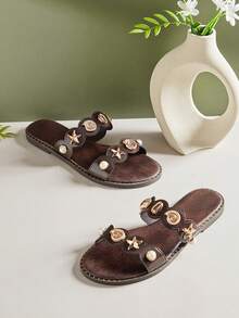 SHUZIA 女士简约舒适双带平底凉鞋，饰有金属装饰 - 巧克力棕 - 查看 1