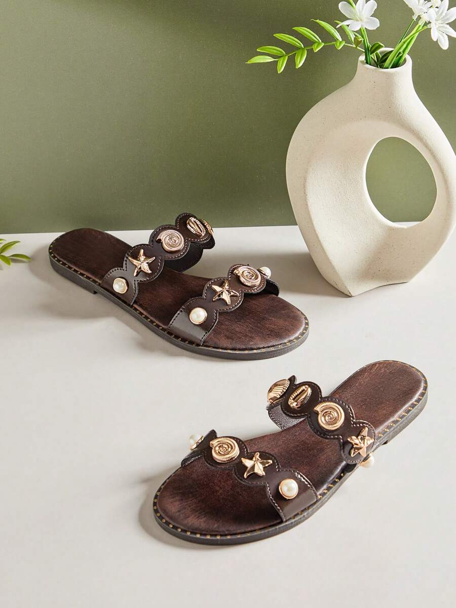 SHUZIA 女士简约舒适双带平底凉鞋，饰有金属装饰 - 巧克力棕 - 查看 1
