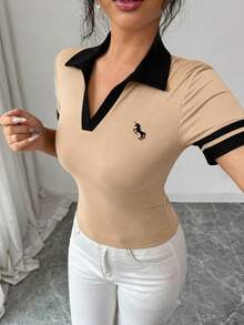 SHEIN Elenzya Áo thun nữ thời trang thanh lịch, phong cách thể thao, thêu họa tiết ngựa, phối màu, cổ polo, khóa kéo nửa thân, cổ chữ V, tay ngắn, ôm dáng. - Màu Khaki - Xem 5