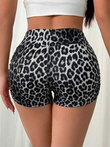 SHEIN EZwear Pantalones cortos de mujer talla grande con estampado de leopardo y pliegues - Negro - Ver 2