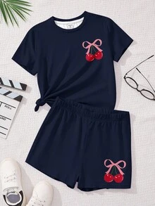 Conjunto de camiseta e shorts de manga curta com estampa de laço rosa e cerejas, azul marinho, para adolescentes. Ideal para primavera/verão, volta às aulas, estilo anos 2000, clima de férias e momentos relaxantes de verão. - Multicolorido - Ver 2