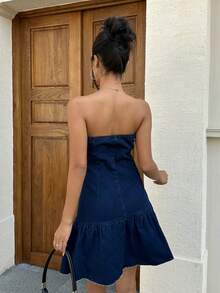 Aloruh Đầm denim nữ mùa hè kiểu dáng thường ngày với cúc trang trí và viền bèo nhún, Đầm mini denim cúp ngực nữ – Cổ bèo nhún cài cúc phía trước, Trang phục thường ngày mùa hè, Đầm mini denim cúp ngực nữ kiểu dáng Y2K xếp ly phong cách dự tiệc, Đầm mini denim cúp ngực nữ thanh lịch – Viền bèo nhún tua rua kiểu dáng nghỉ dưỡng, Đầm mini denim màu xanh đậm cúp ngực nữ, có phần ngực xếp ly cài cúc phía trước, lưng nhún xếp ly tạo sự thoải mái và viền bèo nhún tua rua, Phong cách đường phố Y2K, Đầm mini denim, Denim cúp ngực, Ngực xếp ly, Viền bèo nhún, Viền tua rua, Đầm mùa hè, Y2K, Phong cách, Trang phục dự tiệc - Màu xanh lam - Xem 3