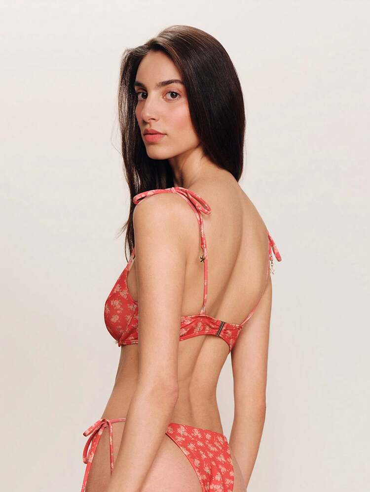 Conjunto de Maiô Bikini com Estampa Floral Vermelha e Pingente Dourado, Estilo Fofo Primavera Verão, Conjunto de Roupa de Banho Vermelha de 2 Peças, Conjunto de Roupa de Praia Vintage Fofa Estilo Francês