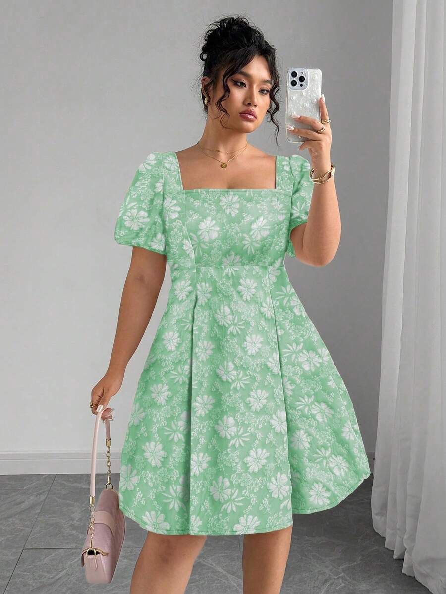 SHEIN Clasi 大码女装畅销花卉提花优雅花瓣袖方领连衣裙 女装 夏季连衣裙 野餐连衣裙 休闲连衣裙 春季连衣裙 夏季花卉连衣裙 泡泡袖连衣裙 休闲花卉连衣裙 绿色花卉连衣裙 - 綠色 - 查看 1