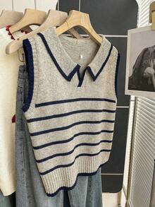 Franclia Áo vest dệt kim màu yến mạch viền đen mới, cổ polo cài nửa khuy, trang trí viền tương phản, dáng ôm không tay, chất liệu dệt kim mềm mại với họa tiết gân mịn, màu yến mạch nhạt trông thanh lịch và cổ điển, kiểu dáng đơn giản và thoải mái, phù hợp cho mặc hàng ngày, phối lớp, đi làm, đi học, viền tương phản tạo chiều sâu, cổ polo trông gọn gàng, dáng rộng che khuyết điểm mà không gây cồng kềnh. - Màu Khaki - Xem 6