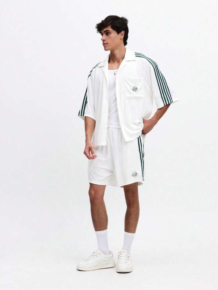 Conjunto de camisa de manga corta con botones y pantalones cortos para hombre con detalles de rayas verdes