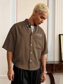 SWAVVY 标准尺码男士休闲蓝白条纹短袖宽松衬衫，饰有花卉英文刺绣 - 咖啡棕 - 查看 2