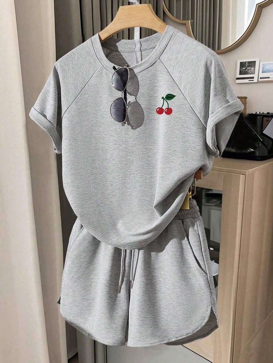 少女休闲经典浅灰色落肩宽松短袖T恤套装,带口袋,甜美樱桃印花,百搭,适合夏季,个性化T恤短裤套装,春日气息,夏日氛围,春夏穿搭,舒适休闲,时尚少女套装,休闲装,儿童印花服装,春夏套装,新款,清凉舒适,春日氛围,夏季度假女装两件套,夏季女装,夏季套装,樱桃图案女装,女童樱桃短裤套装 - 淺灰色 - 查看 1