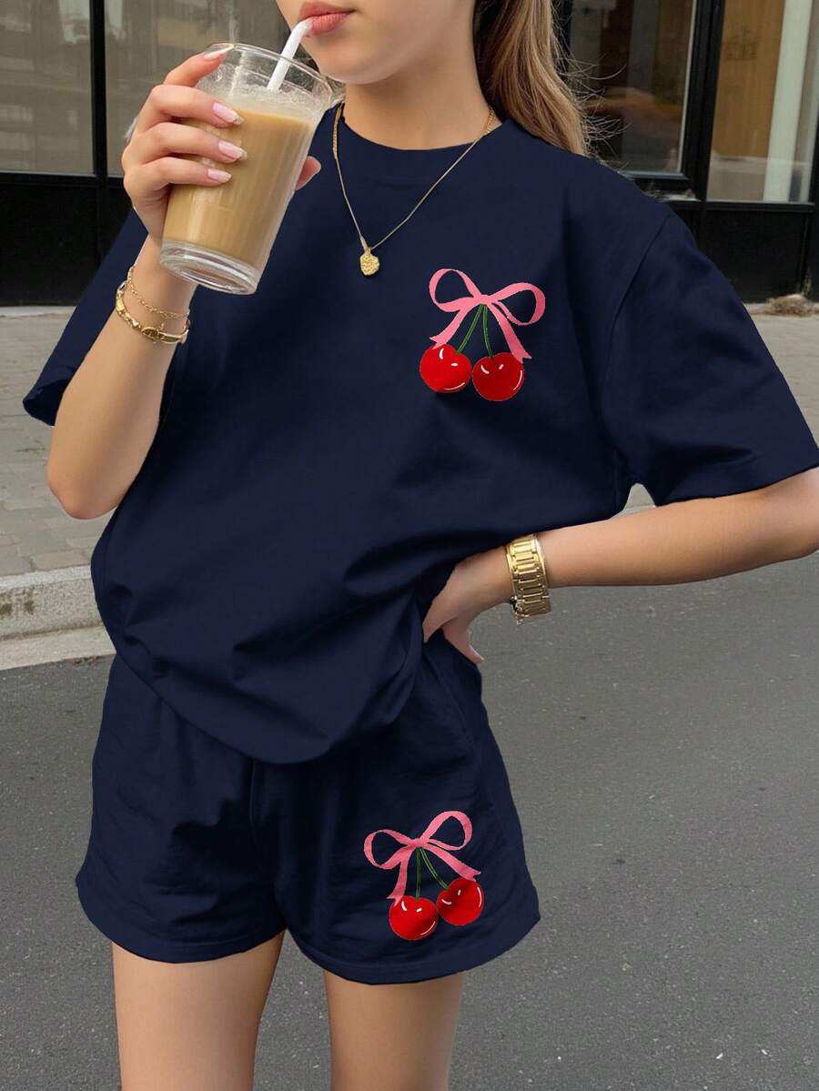Conjunto de camiseta e shorts de manga curta com estampa de laço rosa e cerejas, azul marinho, para adolescentes. Ideal para primavera/verão, volta às aulas, estilo anos 2000, clima de férias e momentos relaxantes de verão. - Multicolorido - Ver 1