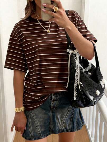 EMERY ROSE Camiseta casual de mujer de manga corta, con cuello redondo y diseño de hombros caídos, estampado digital a rayas de color café, un regalo perfecto para una amiga.