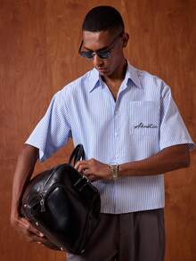 AKNOTIC 男士条纹字母印花口袋休闲通勤短袖衬衫 - 藍白色 - 查看 4