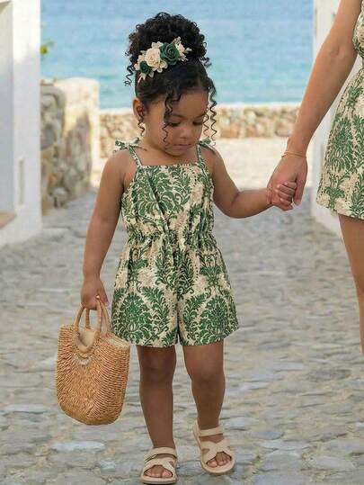 SHEIN Peto informal con estampado floral verde para bebé niña en vacaciones