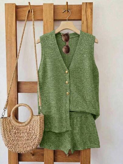 GlowEve Bộ đồ nữ gồm áo dệt kim cổ chữ V cài một hàng khuy và quần short dệt kim, kiểu dáng thường ngày.