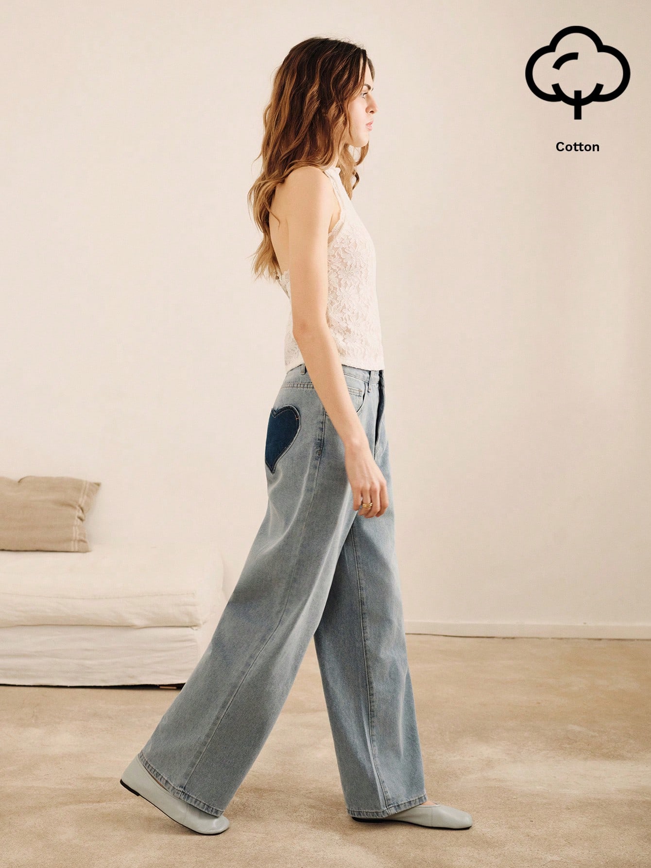 Jeans a vita alta e gamba dritta con tasche posteriori a forma di cuore a contrasto