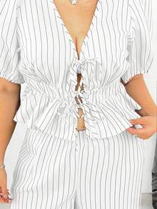PETITE Conjunto de 2 piezas de talla grande con top corto de manga corta con cuello en V y nudo delantero + pantalones casuales a juego con rayas, ideal para vacaciones - Blanco - Ver 4