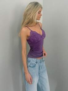 Sydney Algeri Top tipo camiseta con lazo en contraste y encaje, estilo Y2K - Morado Violeta - Ver 6