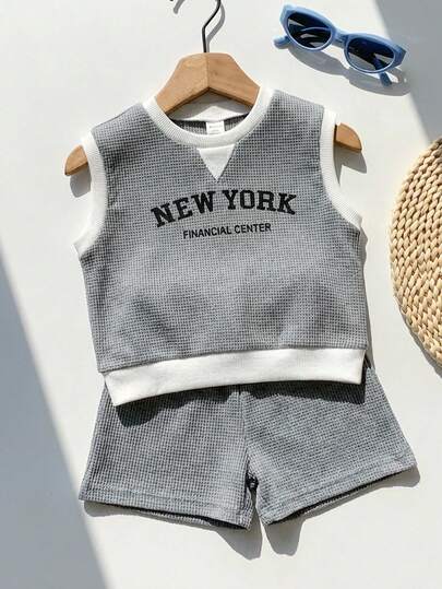 Bộ 2 món đồ mặc thường ngày đa năng cho bé trai, gồm áo thun dệt kim cổ tròn tay raglan rộng rãi và quần short dệt kim, thích hợp mặc vào mùa xuân/hè.
