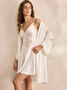 Charlaine Bộ đồ ngủ gồm áo choàng satin thắt lưng ren tương phản và váy hai dây màu trắng Bộ đồ ngủ gợi cảm Đồ ngủ gợi cảm, Quần áo thu đông - trắng - Xem 2
