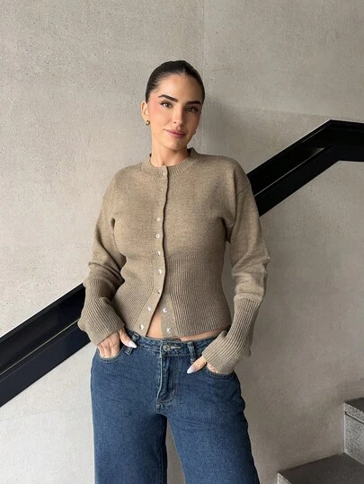 Marta Soriano 短款修身前扣纯色长袖简约休闲针织开衫、毛衣、短款女式毛衣、女式毛衣、针织毛衣、冬季女装、秋季女装、FW24