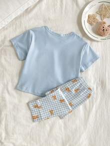 Bộ 2 món cho bé trai gồm áo thun cổ tròn in hình gấu ngồi dễ thương và quần in hình gấu kẻ caro xanh trắng, thoải mái và chống cháy. - Màu xanh lam - Xem 2