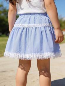 Elladie kids 这款浅蓝色法式田园风女童半身裙，采用柔软亲肤的轻盈面料制成，搭配高腰弹力设计，穿着舒适贴合；层叠荷叶边裙摆，飘逸灵动；腰间饰有3D立体花朵，增添可爱俏皮感；宽松的廓形，尽显青春活力。适合休闲外出、公园漫步、野餐、生日派对等春夏场合穿着。 - 藍色 - 查看 2
