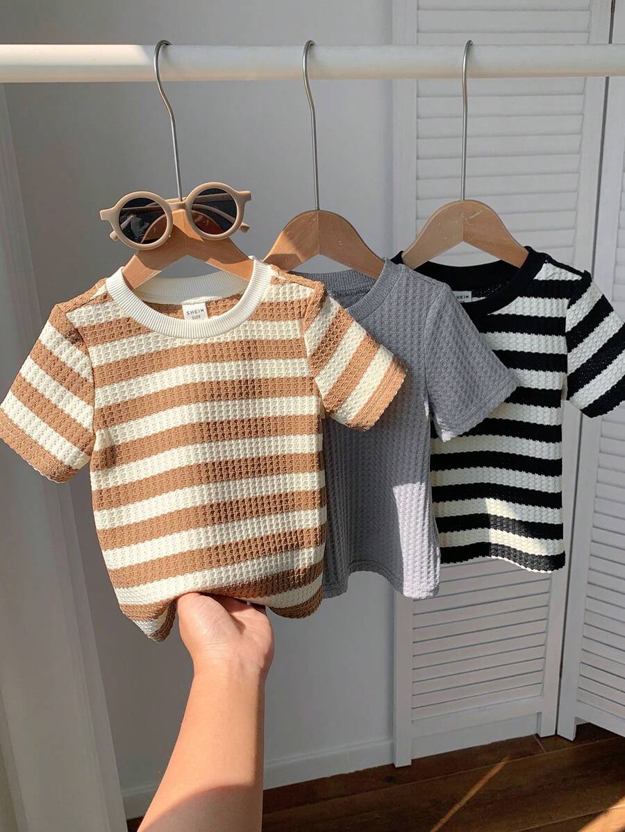 SHEIN Set de 3 camisetas de punto de manga corta y cuello redondo con rayas y unicolor, adecuadas para niño/niña, para uso en primavera/verano, interior y exterior - Multicolor - Ver 1