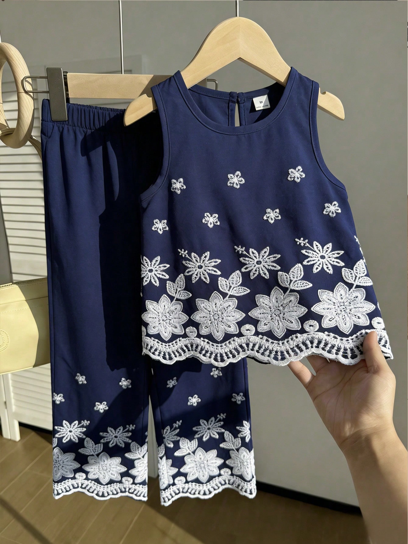 مجموعة من قطعتين تتكون من ملابس علوية مُنسوجة بالل...