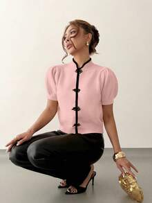 Franclia Top suelto de punto con botones negros, emparejada con cuello mao rojo de estilo chino y mangas con volantes, creando una atmósfera festiva para el Año Nuevo Chino - Rosa vieja - Ver 6