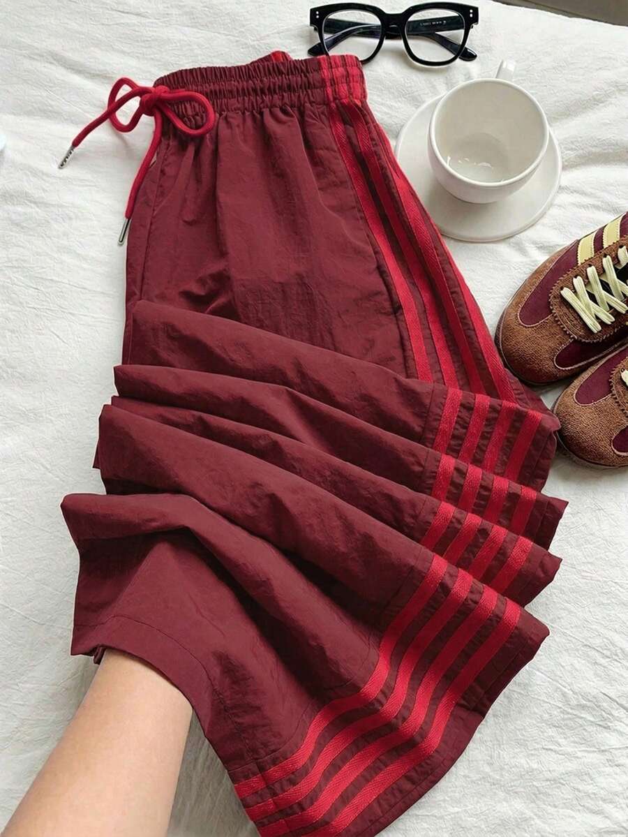 Comfortcana Celana Olahraga Kasual Longgar Pinggang Elastis dengan Garis Samping Kontras untuk Wanita Ukuran Plus - Merah - View 1