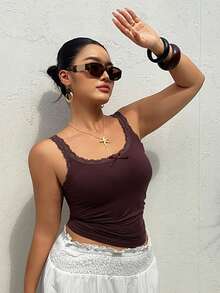 Dazy Plus 弹力修身撞色蕾丝蝴蝶结装饰性感简约露脐吊带背心 - 酒紅色 - 查看 5