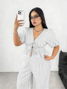 PETITE Conjunto de 2 piezas de talla grande con top corto de manga corta con cuello en V y nudo delantero + pantalones casuales a juego con rayas, ideal para vacaciones - Blanco - Ver 6