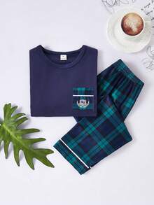 SHEIN Genkimix Kids Bộ đồ mặc nhà thoải mái cho bé trai gồm áo tay ngắn và quần kẻ caro thời trang dễ thương, áo in chữ và quần dài kẻ caro. - Màu xanh hải quân - Xem 4