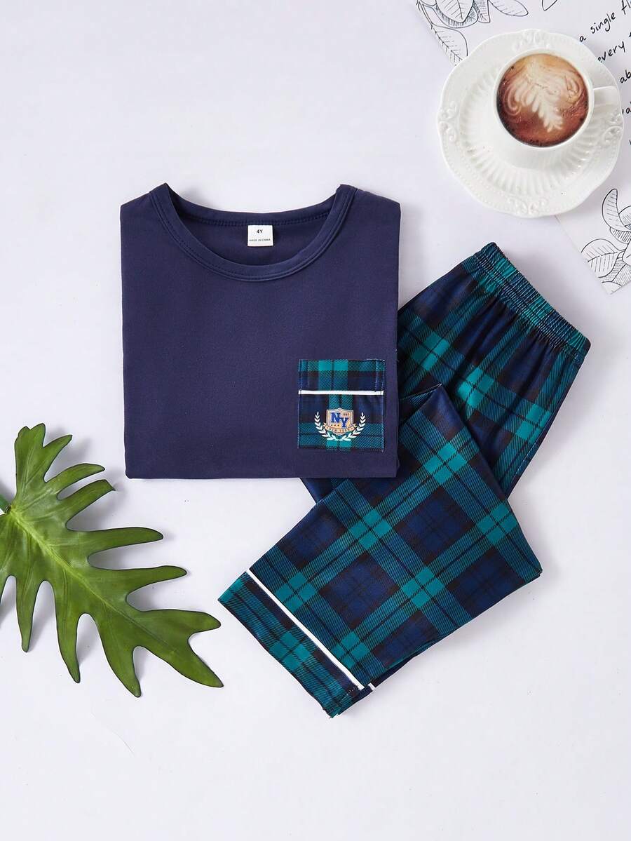 SHEIN Genkimix Kids Bộ đồ mặc nhà thoải mái cho bé trai gồm áo tay ngắn và quần kẻ caro thời trang dễ thương, áo in chữ và quần dài kẻ caro. - Màu xanh hải quân - Xem 1