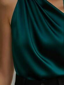 Ellegaria. 女士夏季新款奢华优雅缎面单肩金属扣蓝色丝带衬衫。采用光滑亮泽的缎面面料，单肩剪裁，搭配同色缎面领巾和金属扣细节，打造优雅精致的造型，适合派对和轻松的晚间场合。这是一款百搭精致的缎面单肩无袖上衣，饰有金属扣。 - 墨綠色 - 查看 4