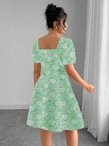 SHEIN Clasi 大码女装畅销花卉提花优雅花瓣袖方领连衣裙 女装 夏季连衣裙 野餐连衣裙 休闲连衣裙 春季连衣裙 夏季花卉连衣裙 泡泡袖连衣裙 休闲花卉连衣裙 绿色花卉连衣裙 - 綠色 - 查看 2