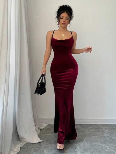 SHEIN PETITE Đầm hai dây màu trơn, xếp ly, hở lưng, thanh lịch và thời trang.