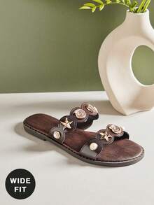 SHUZIA Damen Weit geschnittene minimalistische, bequeme und strapazierfähige Slip-On Flach-Sandalen mit Metalldekorationen - Kaffeebraun - Übersicht 6