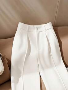 SHEIN Tall 女士春夏新款通勤风白色优雅直筒西装裤。采用光滑挺括的西装面料，高腰设计，前中褶裥，阔腿廓形，打造流畅修身效果。适合办公室通勤、商务会议或半正式场合。这款百搭单品兼具白色西装裤、高腰阔腿裤和垂坠修身裤的特点。 - 白色 - 查看 3