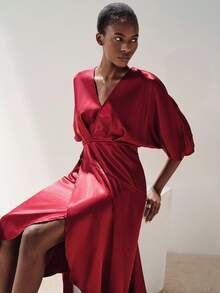 Aveloria Modichic Dunkelrot, Herbst, elegant, Party-Midi-Kleid aus Satin-Acetat-Stoff, figurbetont und ausgestellt, A-Linie, V-Ausschnitt, Wickelkleid, Metall-D-Ring-Gürtel, asymmetrischer Drapier-Saum, Fledermausärmel - Bordeaux - Übersicht 2