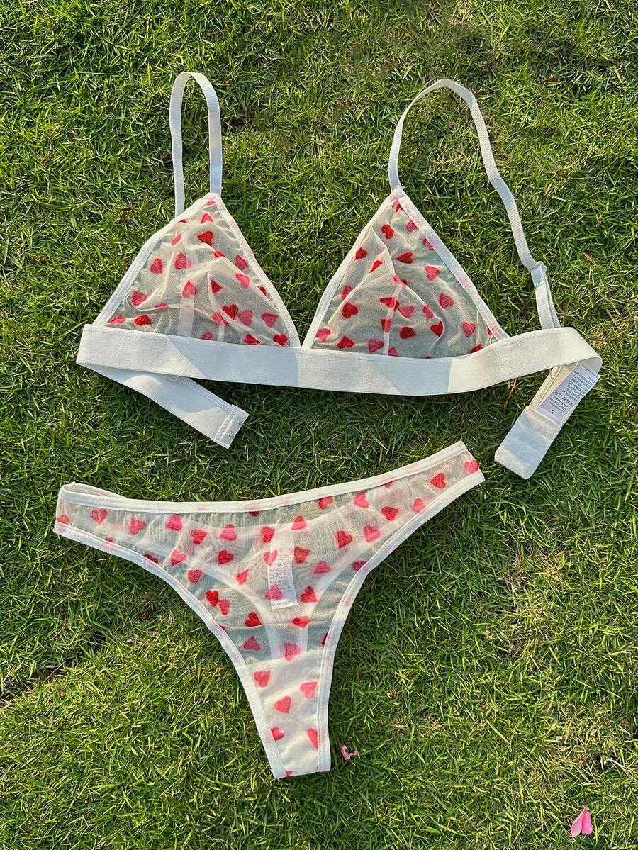 CottageSlumber Conjunto de lencería con sostén inalámbrico y tanga de mujer, de malla con estampado de corazón, sexy - Rojo y blanco - Ver 1