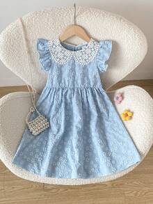 SHEIN Playful Pals 1件少女彼得潘領3D提花藍色洋裝，蕾絲飾邊荷葉邊下擺A字仙女裙，藍色蝴蝶，夏季，親子搭配，家庭度假，假期 - 淺藍色 - 查看 6