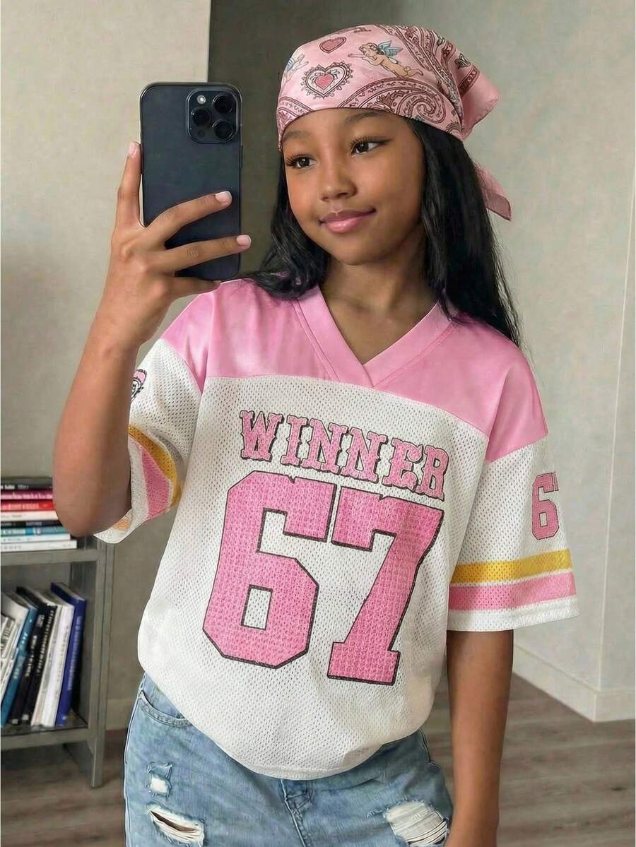 SHEIN 少女休闲街头风 Y2K 数字和英文标语印花拼接网眼 V 领宽松落肩短袖针织 T 恤,粉色,运动风,适合返校、毕业、音乐节等场合 - 彩色 - 查看 1
