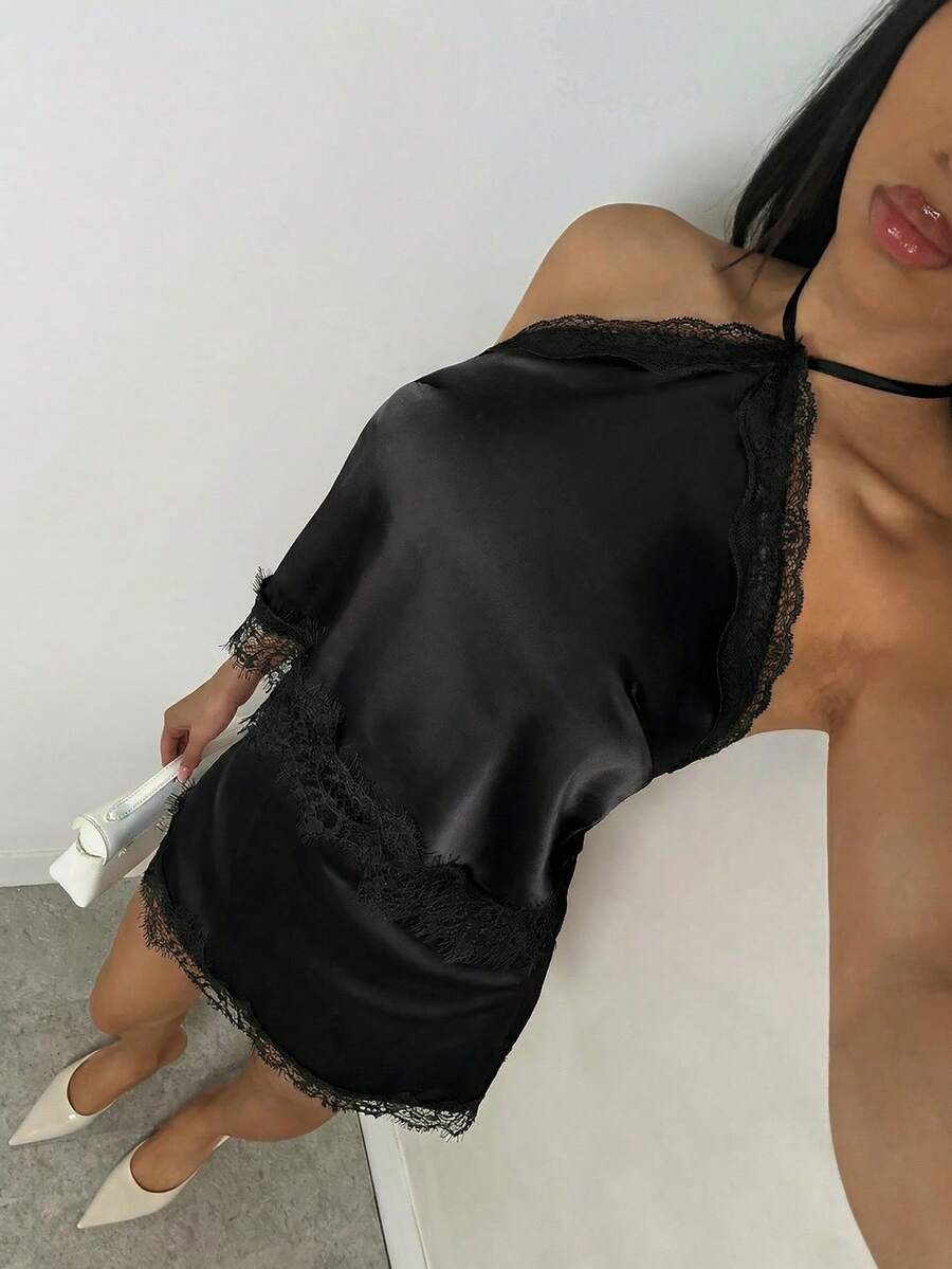 SHEIN Glamour 柔美甜美的法式风格，樱花粉色缎面面料，蕾丝饰边，可调节系带领口设计，宽松直筒廓形，修身显瘦，及膝长度拉长腿部线条，展现女性柔美比例。女士两件套，适合居家休闲、当睡袍穿着，可搭配开衫或西装外套外出，浪漫迷人的风格也适合休闲聚会和约会。 - 黑色 - 查看 1