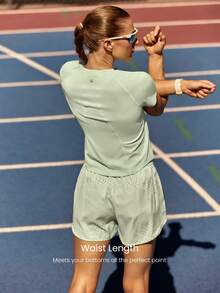 GLOWMODE Camiseta de cuello redondo de ajuste regular, ultraligera, de secado rápido, con dobladillo curvo, costuras reflectantes, para correr, entrenar, tenis y uso diario activo - Verde - Ver 2