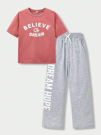 Set de 2 piezas de camiseta y pantalones rectos casuales para niños, camiseta de manga corta con cuello redondo y estampado de letras CA en color café, y pantalones grises, adecuado para uso diario, salidas y reuniones escolares