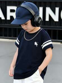 1pc Young Boy Casual Round Neck Printed & Embroidered T-Shirt, Dual Side Stripe Design For Sporty Look, Suitable For Daily Commute, Outdoor Sports, Spring/Summer Outing, Back To School Young Boys Clothes - Navy Blue - View 1