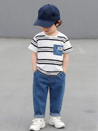 Set de 2 piezas de camiseta de manga corta a rayas casual y pantalones vaqueros para niños, adecuado para salidas de primavera/verano y uso diario
