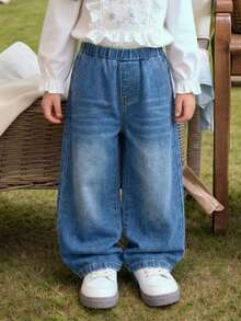 Pantalones vaqueros de pierna ancha de estilo coreano de moda versátil para niñas, cintura alta con bordado de corazón, cómodo algodón premium, uso diario básico para la escuela y vacaciones, pantalones vaqueros de pierna ancha para niñas con corazones y mariposas, pantalones vaqueros de campana, pantalones holgados para niñas - Azul lavado medio - Ver 2