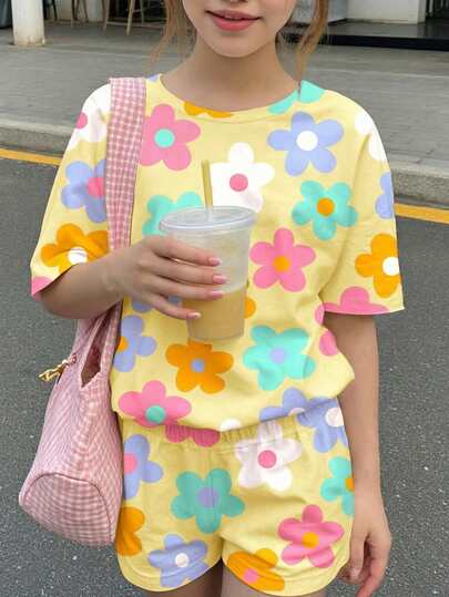 2件套多巴胺阳光黄，彩色多巴胺花朵印花少女休闲宽松圆领短袖T恤和短裤套装，适合春夏日常、外出、度假、春夏时尚、休闲风格、轻松时尚、休闲氛围穿搭